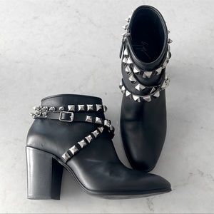 Gorgeous Giuseppe Zanotti booties 😍.  These boots are showstoppers!